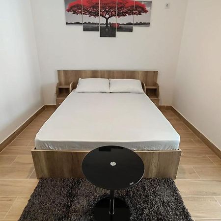 Militari Studio Rosu Bagian luar foto